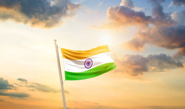 India Ondeando Bandera Hermoso Cielo Con Nubes Sol Imagen de archivo
