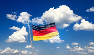 Almanya bulutlarla güzel gökyüzünde bayrak sallıyor