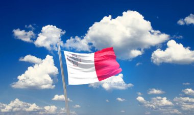 Güzel gökyüzünde bulutlarla dalgalanan Malta bayrağı