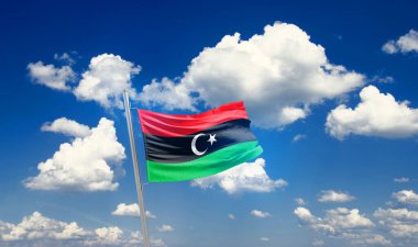 Libya bulutlu güzel gökyüzünde bayrak sallıyor