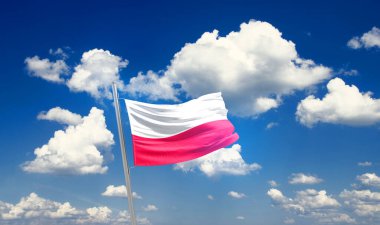 Polonya bulutlu güzel gökyüzünde bayrak sallıyor