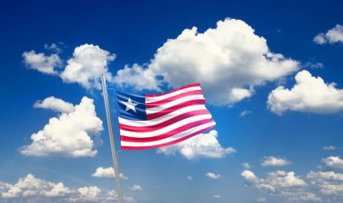 Liberya bulutlu güzel gökyüzünde bayrak sallıyor