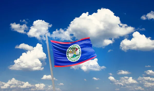 Belize Lengő Zászló Gyönyörű Égen Felhők — Stock Fotó