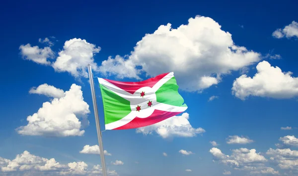 布隆迪在美丽的天空中飘扬着国旗 乌云密布 — 图库照片