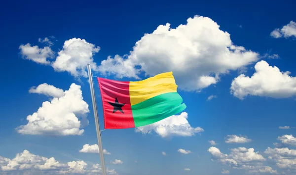 Guiné Bissau Agitando Bandeira Céu Bonito Com Nuvens — Fotografia de Stock