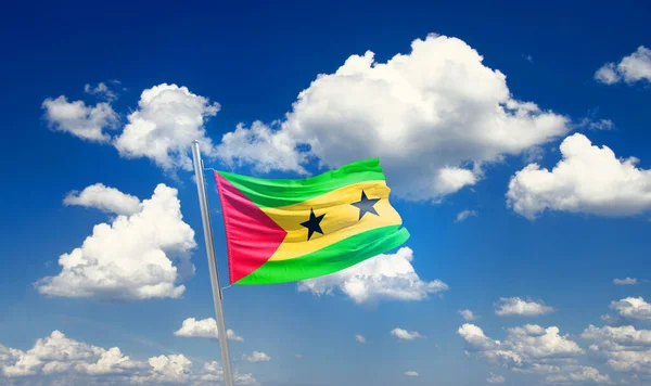 Sao Tome Principe Machają Flagą Pięknym Niebie Chmurami — Zdjęcie stockowe