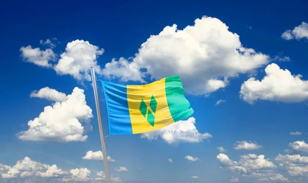 Aziz Vincent Grenadinler Bulutlu Güzel Gökyüzünde Bayrak Sallıyor — Stok fotoğraf