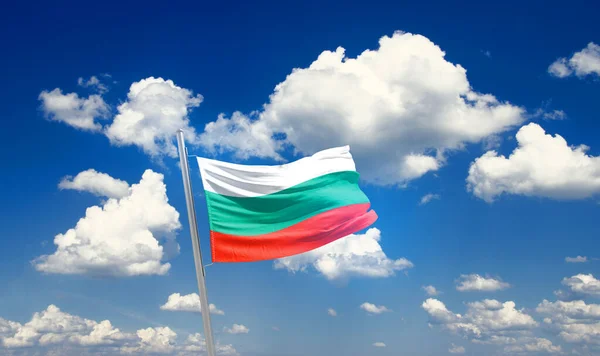 保加利亚在多云的美丽天空中飘扬着国旗 — 图库照片