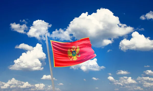 Montenegro Sventola Bandiera Nel Bel Cielo Con Nuvole — Foto Stock