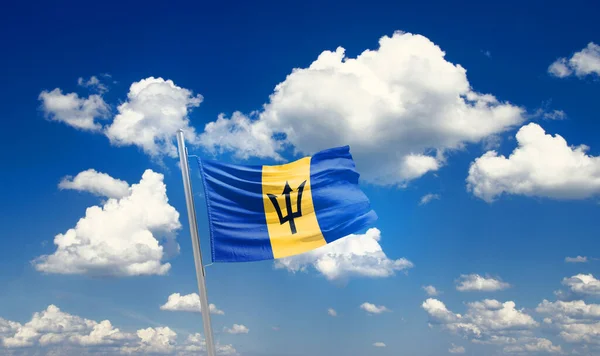 Barbados Bulutlu Güzel Gökyüzünde Bayrak Sallıyor — Stok fotoğraf