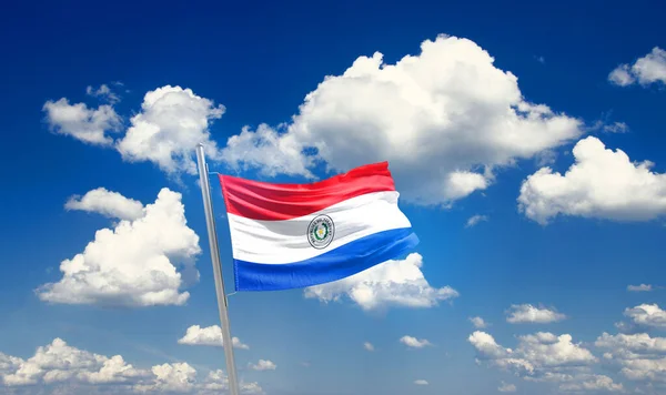 巴拉圭在多云的美丽天空中飘扬着国旗 — 图库照片