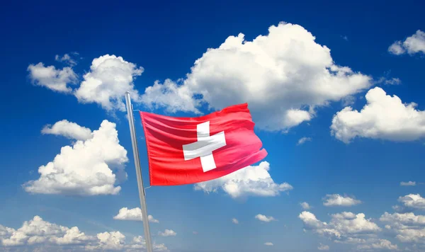 Szwajcaria Macha Flagą Pięknym Niebie Chmurami — Zdjęcie stockowe