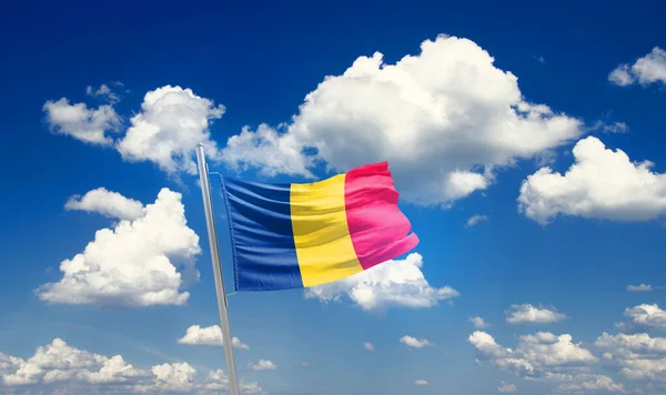 乍得在美丽的天空中飘扬着国旗 乌云密布 — 图库照片