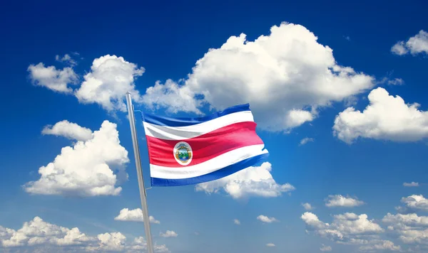 Kosta Rika Bulutlu Güzel Gökyüzünde Bayrak Sallıyor — Stok fotoğraf