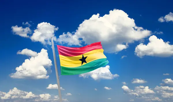 Гана Размахивает Флагом Красивом Небе Облаками — стоковое фото
