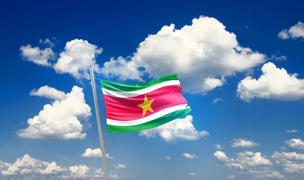 Suriname Acenando Bandeira Céu Bonito Com Nuvens — Fotografia de Stock