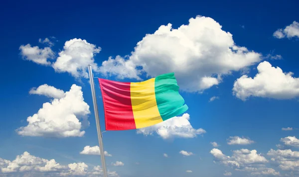 在多云的美丽天空中 几内亚飘扬着国旗 — 图库照片