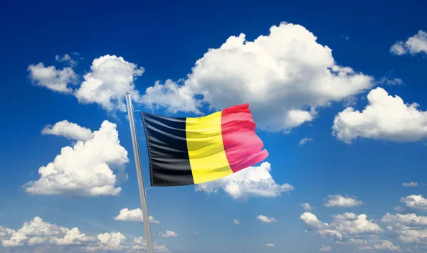 比利时带着云彩在美丽的天空中飘扬着国旗 — 图库照片