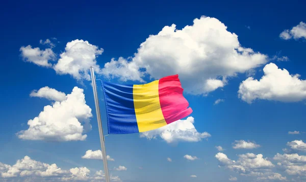 罗马尼亚带着云彩在美丽的天空中飘扬着国旗 — 图库照片