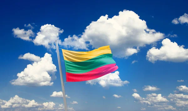 Lituânia Acenando Bandeira Céu Bonito Com Nuvens — Fotografia de Stock