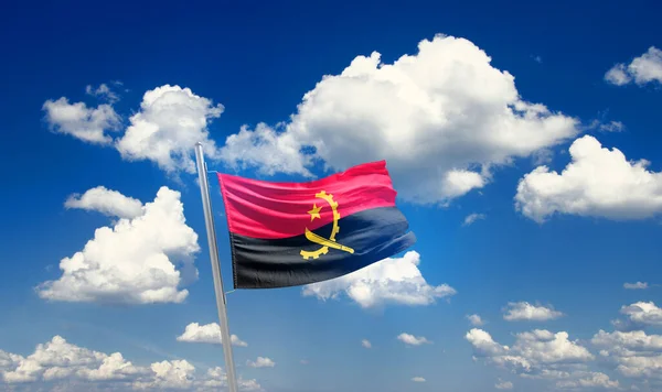 アンゴラは雲で美しい空に旗を振って — ストック写真
