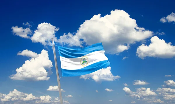 Nikaragua Bulutlu Güzel Gökyüzünde Bayrak Sallıyor — Stok fotoğraf