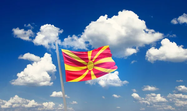 Macedonia Del Norte Ondeando Bandera Hermoso Cielo Con Nubes — Foto de Stock
