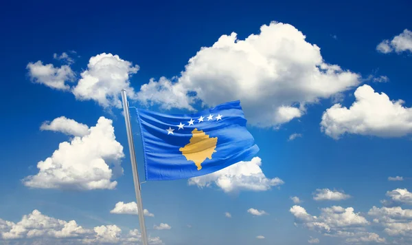 Kosovo Acenando Bandeira Céu Bonito Com Nuvens — Fotografia de Stock