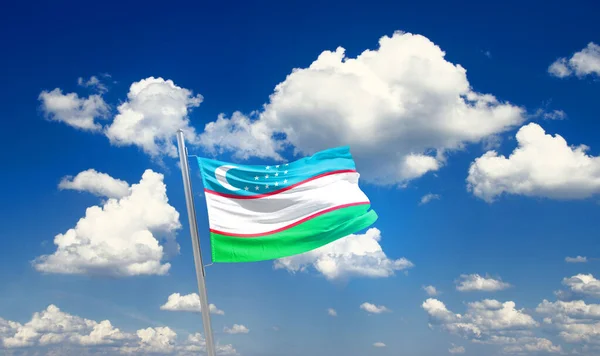 乌兹别克斯坦在美丽的天空中飘扬着国旗 乌云密布 — 图库照片