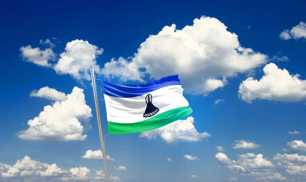 莱索托在美丽的天空中飘扬着国旗 乌云密布 — 图库照片