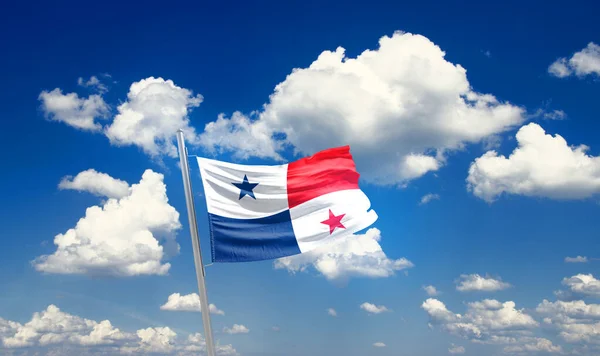 구름으로 아름다운 하늘에서 깃발을 흔들고 파나마 — 스톡 사진
