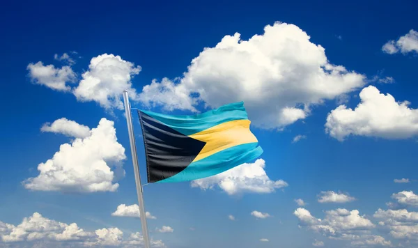 巴哈马在美丽的天空中飘扬着国旗 乌云密布 — 图库照片