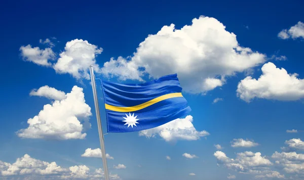 瑙鲁在多云的美丽天空中飘扬着国旗 — 图库照片