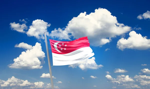 Singapore Viftar Flagga Vacker Himmel Med Moln — Stockfoto