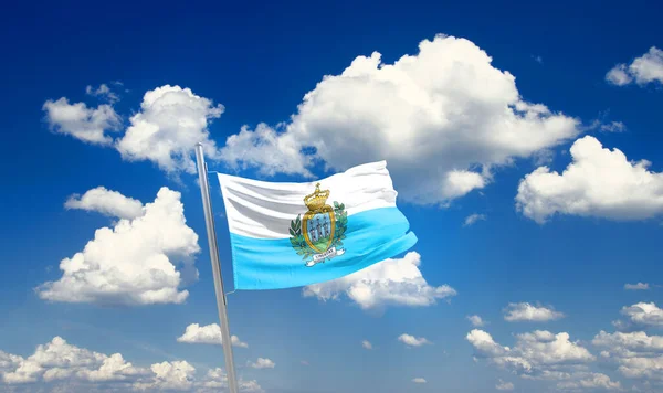 圣马力诺在美丽的天空中飘扬着国旗 乌云密布 — 图库照片