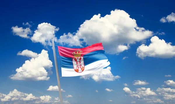 Srbsko Mává Vlajkou Krásné Obloze Mraky — Stock fotografie