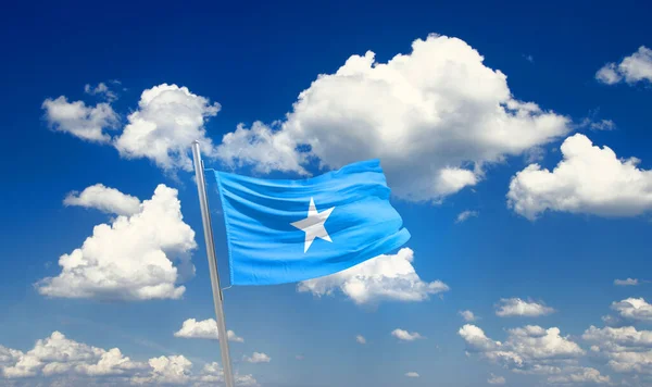 索马里在美丽的天空中飘扬着国旗 乌云密布 — 图库照片