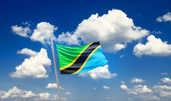 坦桑尼亚在多云的美丽天空中飘扬着国旗 — 图库照片