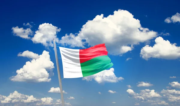 Madagáscar Acenando Bandeira Céu Bonito Com Nuvens — Fotografia de Stock