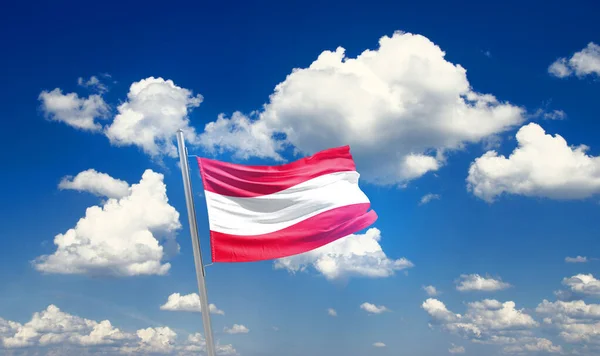 奥地利在美丽的天空中飘扬着国旗 乌云密布 — 图库照片