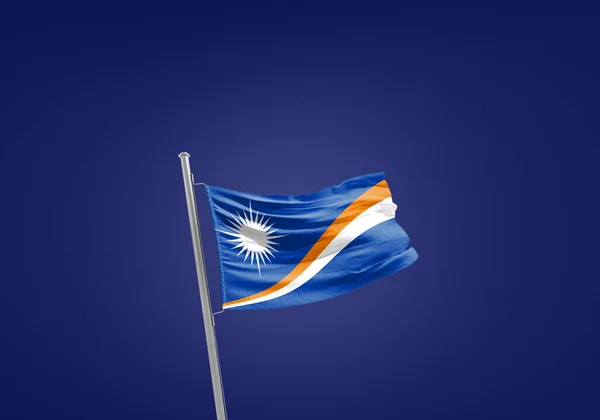 马绍尔群岛国旗与深蓝色的对比 — 图库照片