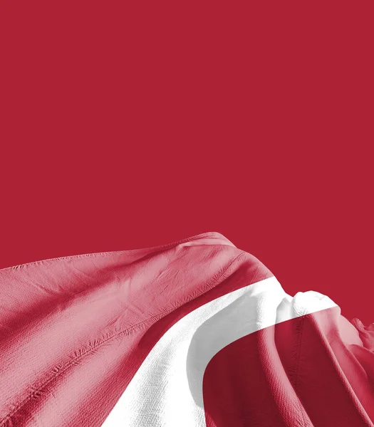 赤に対するラトビアの旗 — ストック写真