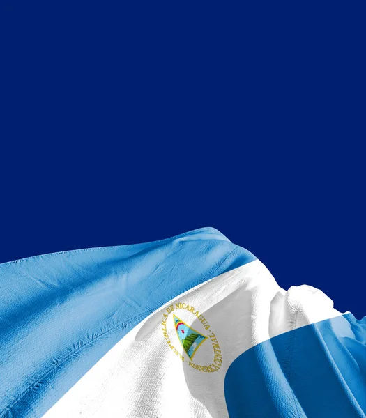 尼加拉瓜国旗对着深蓝色 — 图库照片