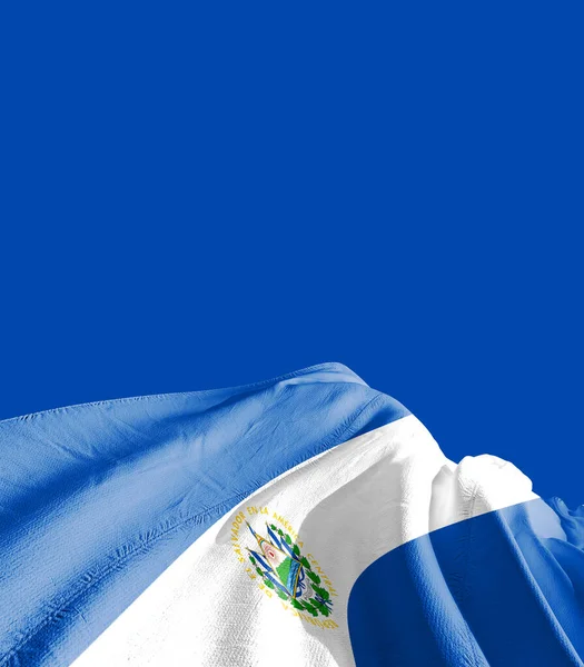 Koyu Mavi Karşısında Salvador Bayrağı — Stok fotoğraf