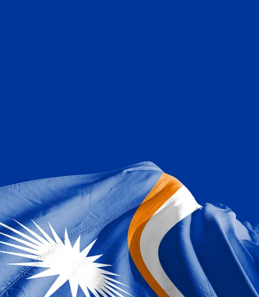 马绍尔群岛国旗与深蓝色的对比 — 图库照片