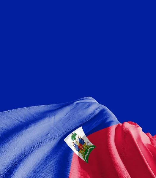 Флаг Гаити Против Темно Синего — стоковое фото