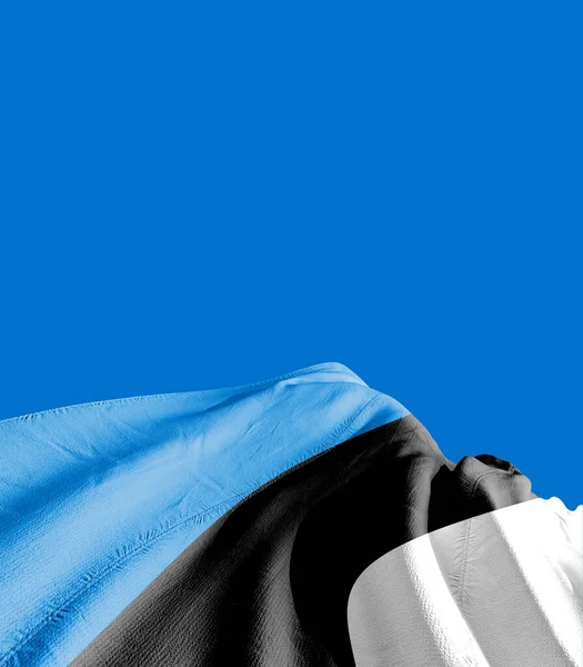Estland Vlag Tegen Donkerblauw — Stockfoto