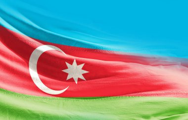 Azerbaycan bayrağı sallıyor. Yaklaş.