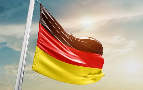 Tyskland Viftar Flagga Mot Himlen — Stockfoto