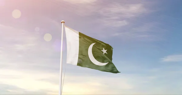 巴基斯坦国旗在天空中飘扬 — 图库照片